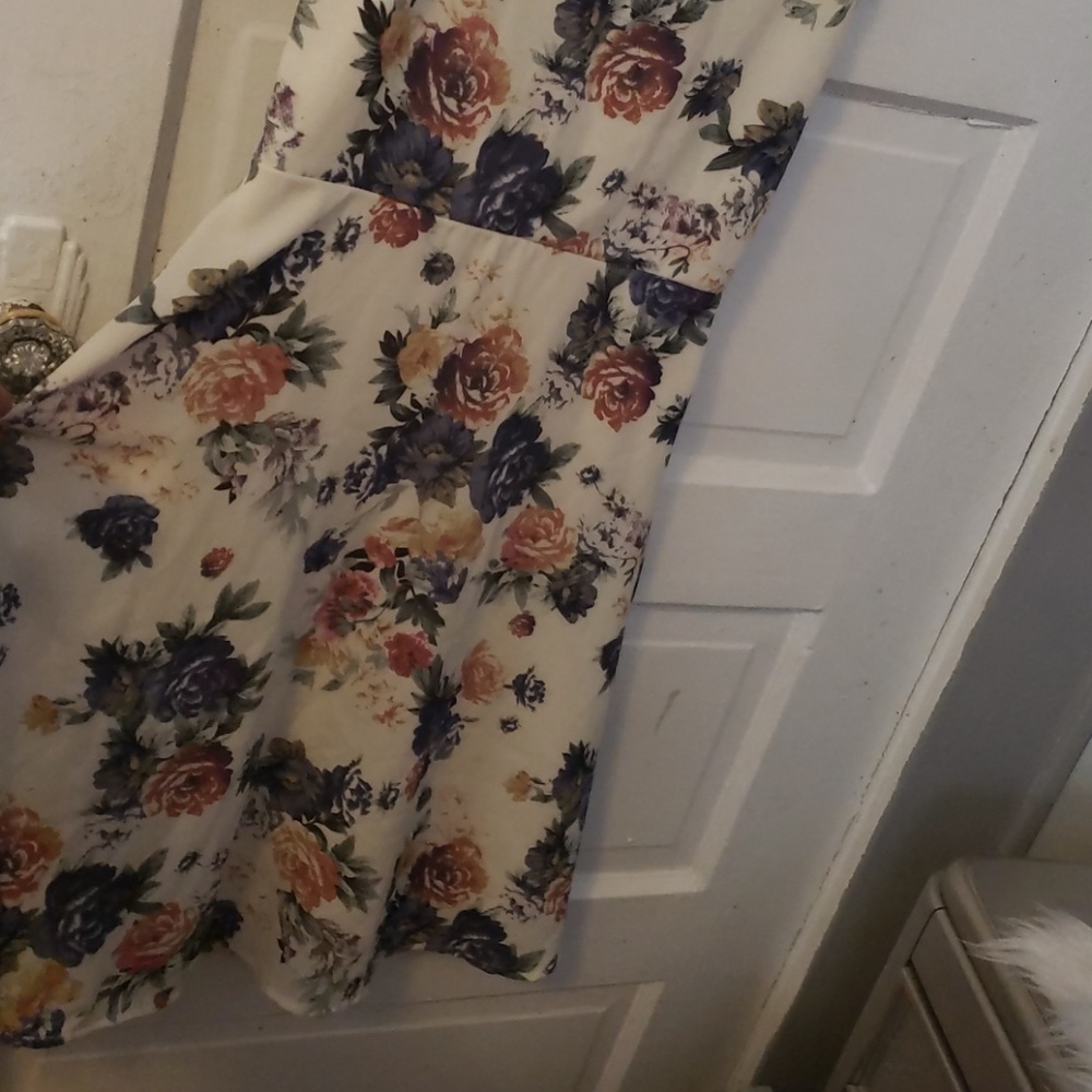 Dress - Picture 4 of 4